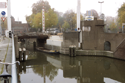 832771 Gezicht op de Vaartscherijnbrug bij het Ledig Erf te Utrecht, tijdens de vernieuwing van het brugdek.